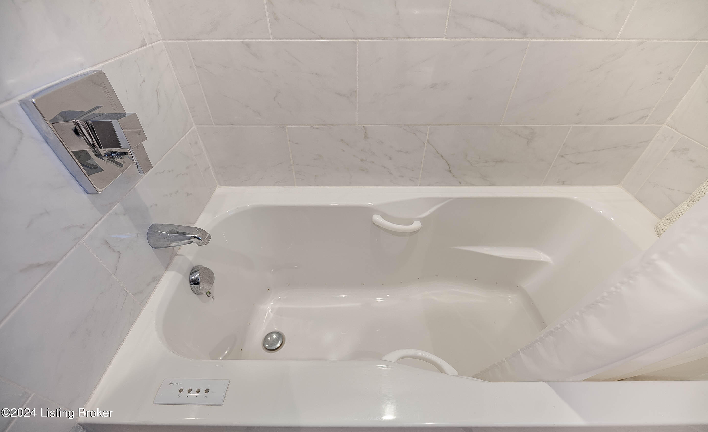 113 Blue Ridge Road Louisville, KY 40223 - Photo 29 of 43 Bain Ultra hydrotherapy tub