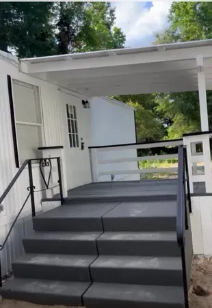 a view of a backyard