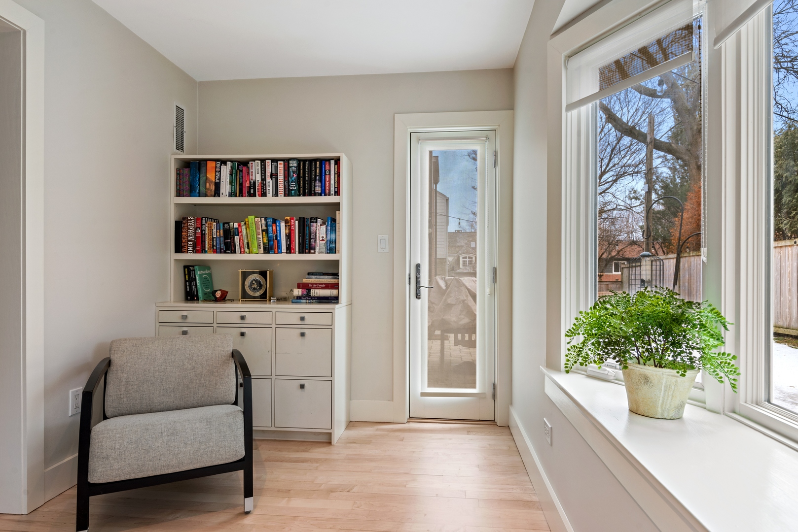 700 Park Drive Kenilworth, IL 60043 - Photo 17 of 34 a living room with furniture and a potted plant