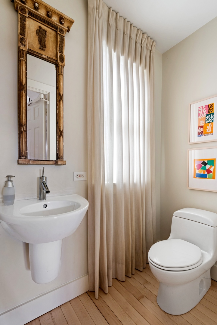 700 Park Drive Kenilworth, IL 60043 - Photo 18 of 34 a bathroom with a toilet a sink and a mirror