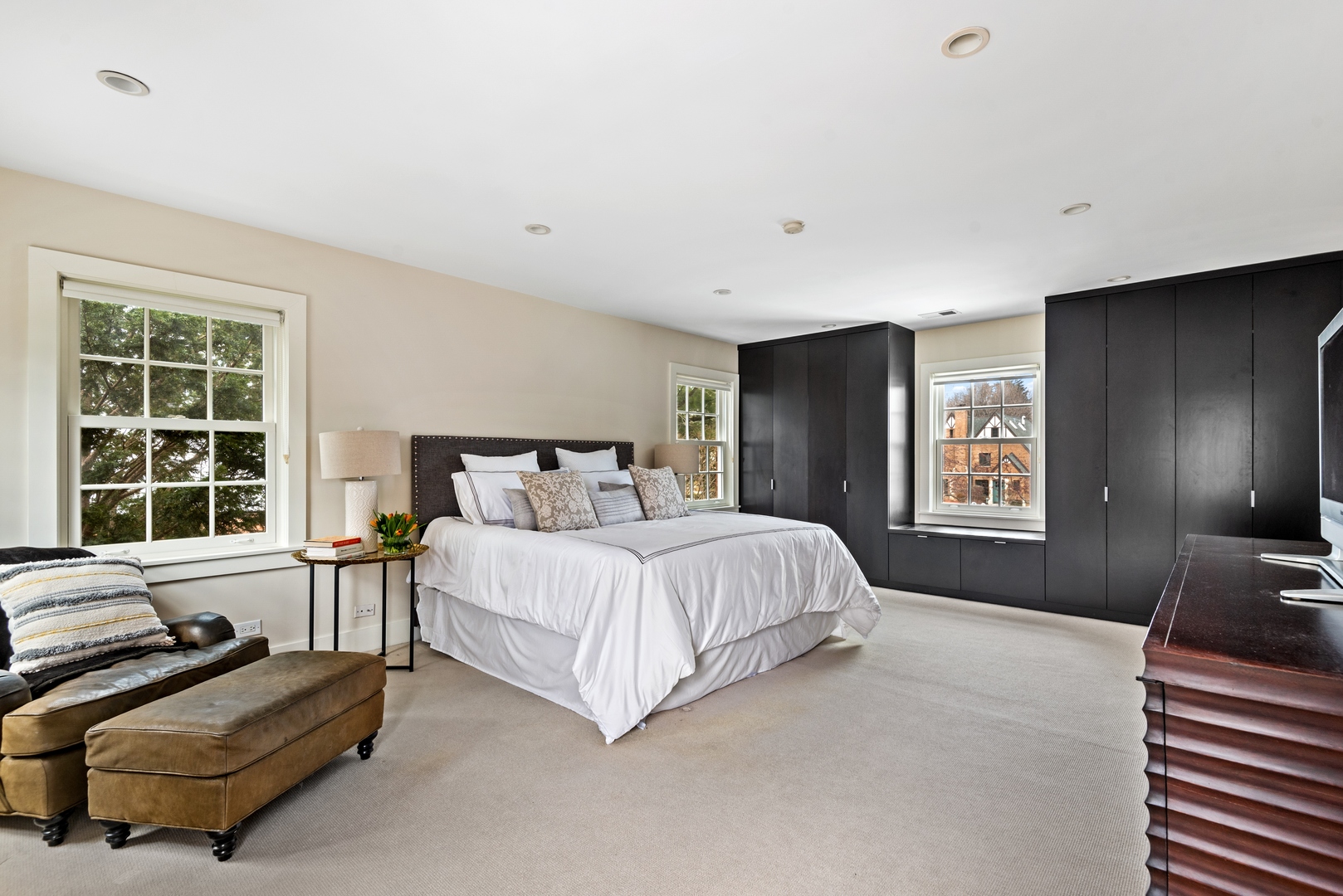 700 Park Drive Kenilworth, IL 60043 - Photo 19 of 34 a spacious bedroom with a bed and a couch