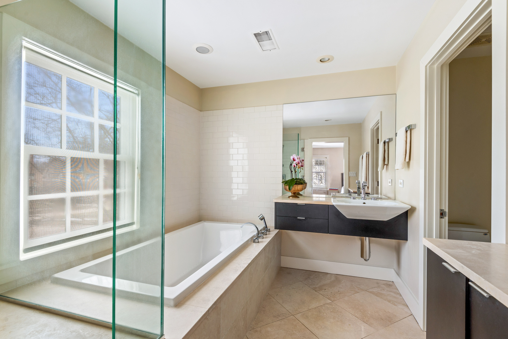 700 Park Drive Kenilworth, IL 60043 - Photo 21 of 34 a spacious bathroom with a tub sink and mirror