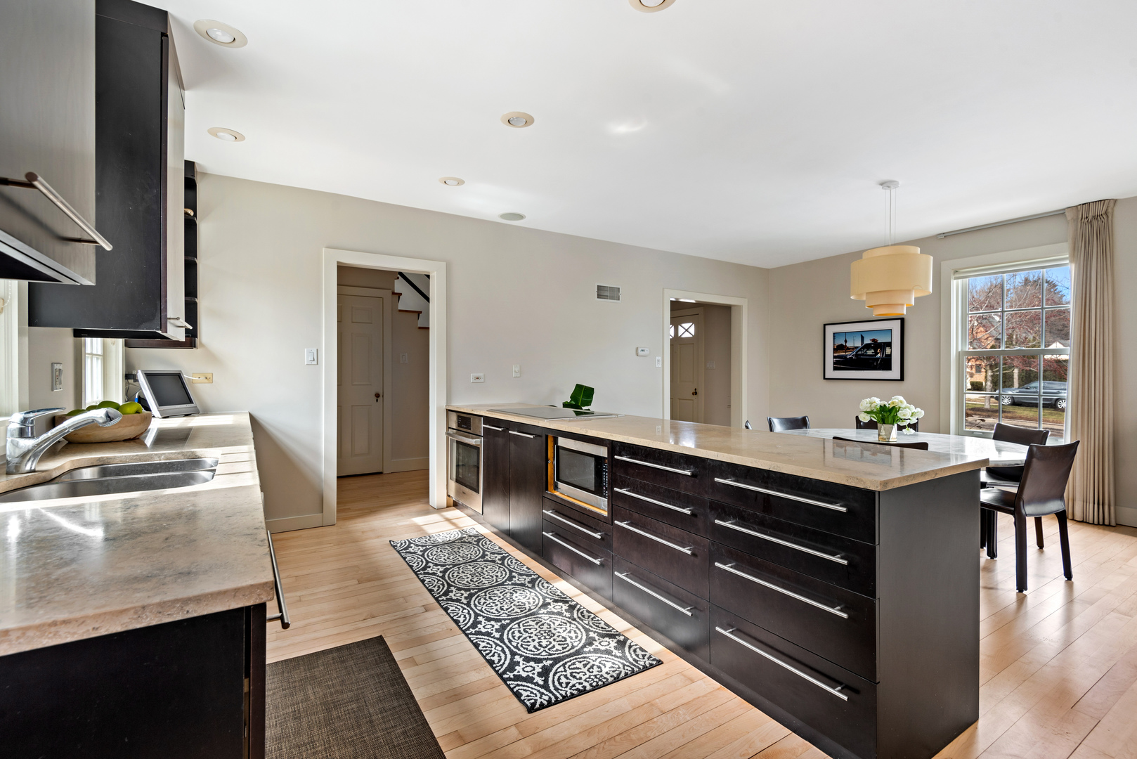 700 Park Drive Kenilworth, IL 60043 - Photo 8 of 34 a very nice looking room with a large window