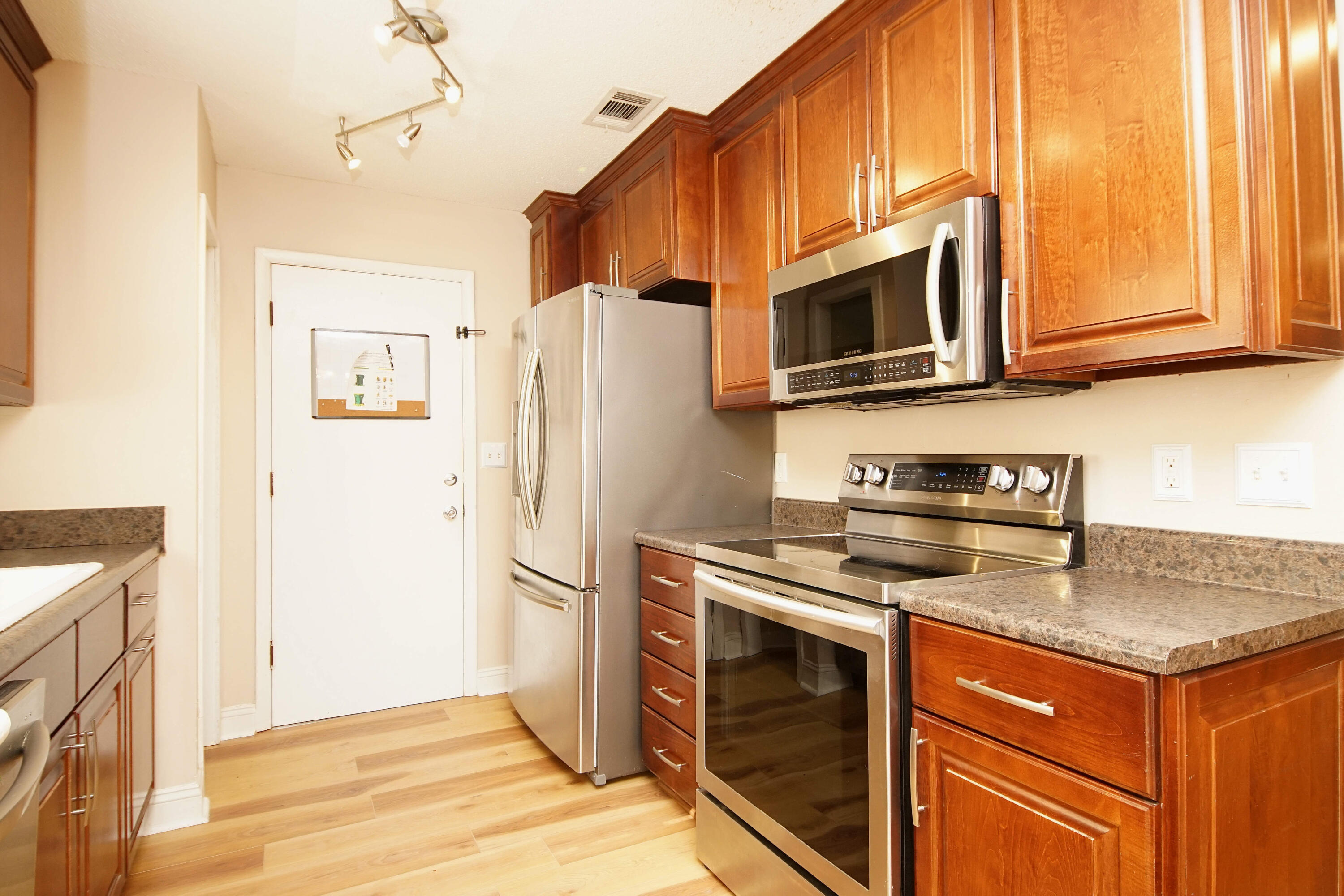 583 Woodlow Road Niceville, FL 32578 - Photo 12 of 35 583WoodlowKitchen4
