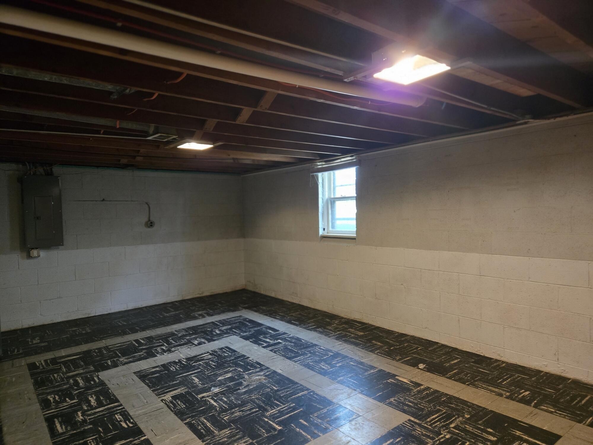 4300 Kinzie Avenue Racine, WI 53405 - Photo 26 of 32 Large room with window