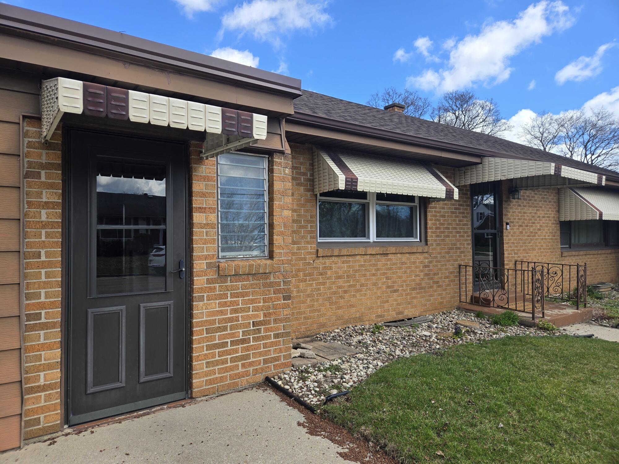 4300 Kinzie Avenue Racine, WI 53405 - Photo 4 of 32 Attached breezeway door