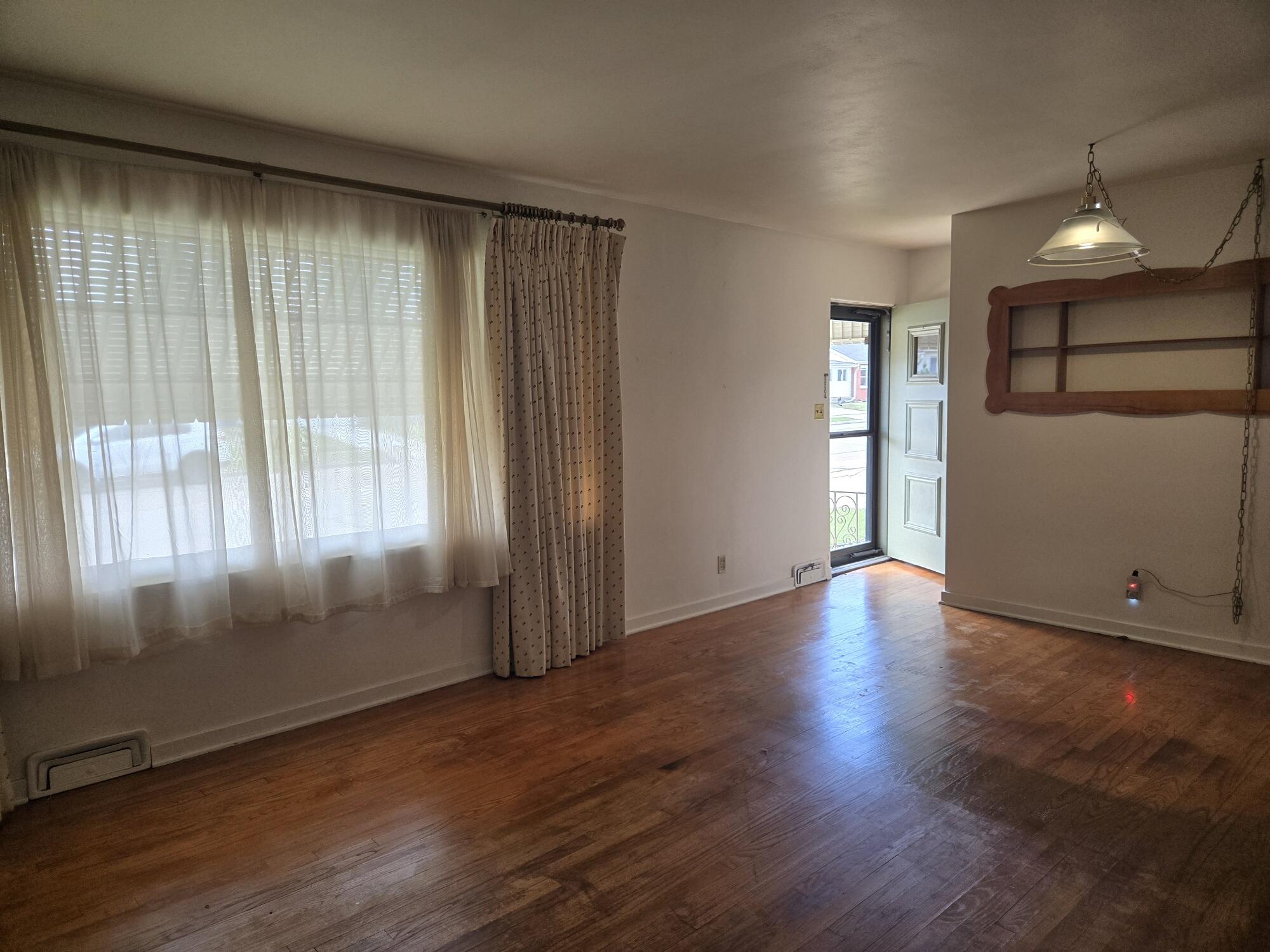 4300 Kinzie Avenue Racine, WI 53405 - Photo 6 of 32 Living room/ front entry