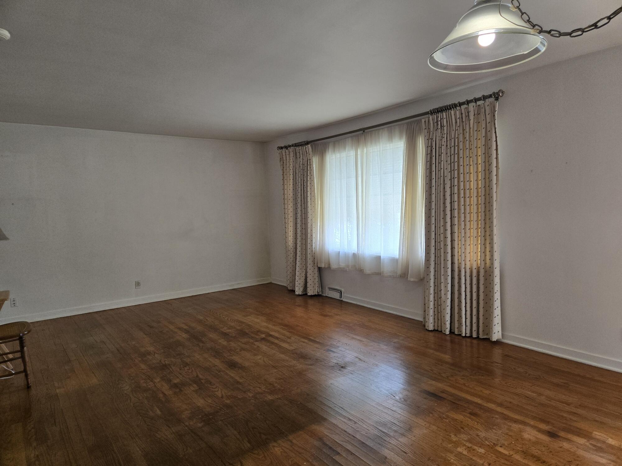 4300 Kinzie Avenue Racine, WI 53405 - Photo 7 of 32 Liviing room