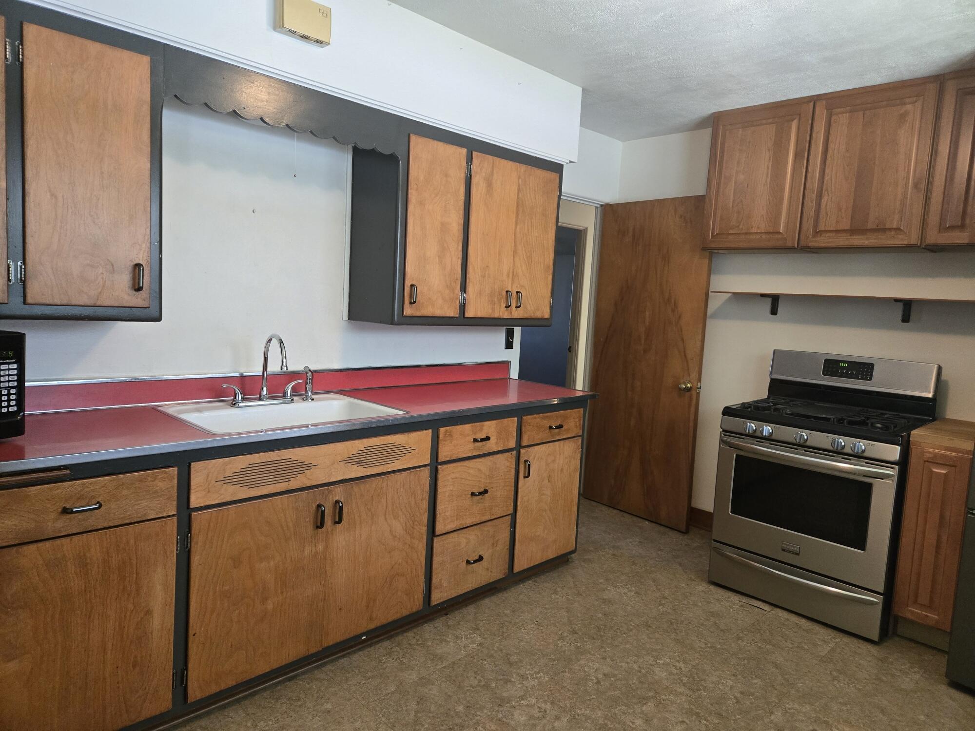 4300 Kinzie Avenue Racine, WI 53405 - Photo 8 of 32 Kitchen