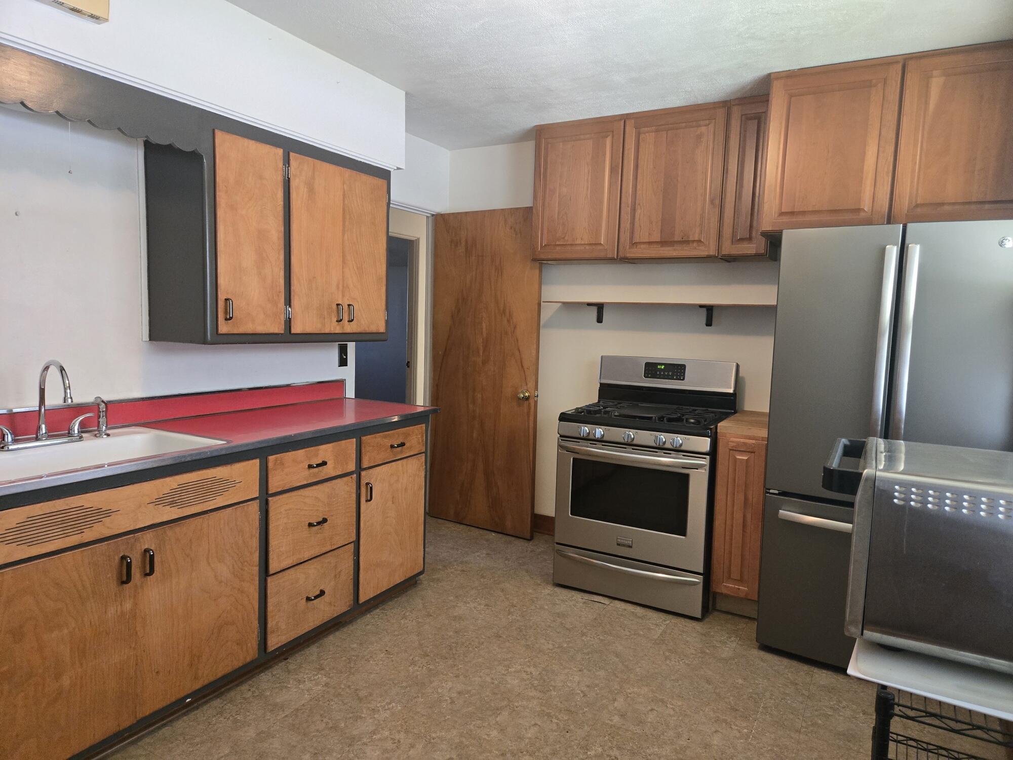 4300 Kinzie Avenue Racine, WI 53405 - Photo 9 of 32 Kitchen & appliances