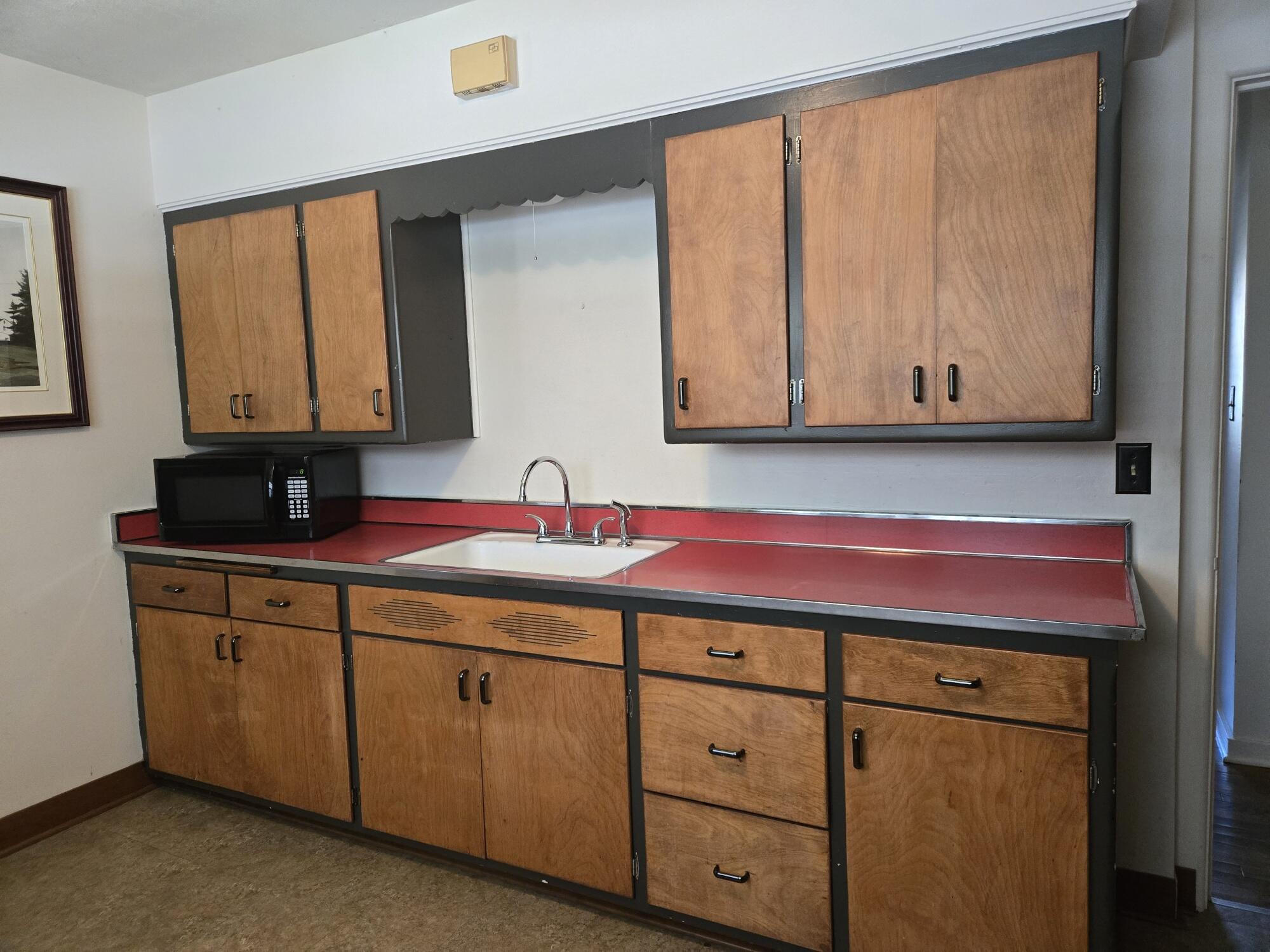 4300 Kinzie Avenue Racine, WI 53405 - Photo 10 of 32 Retro Kitchen