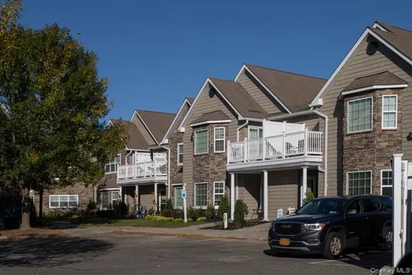 $2,565 | 400 Adams Way, Unit 294, Sayville, NY 11782