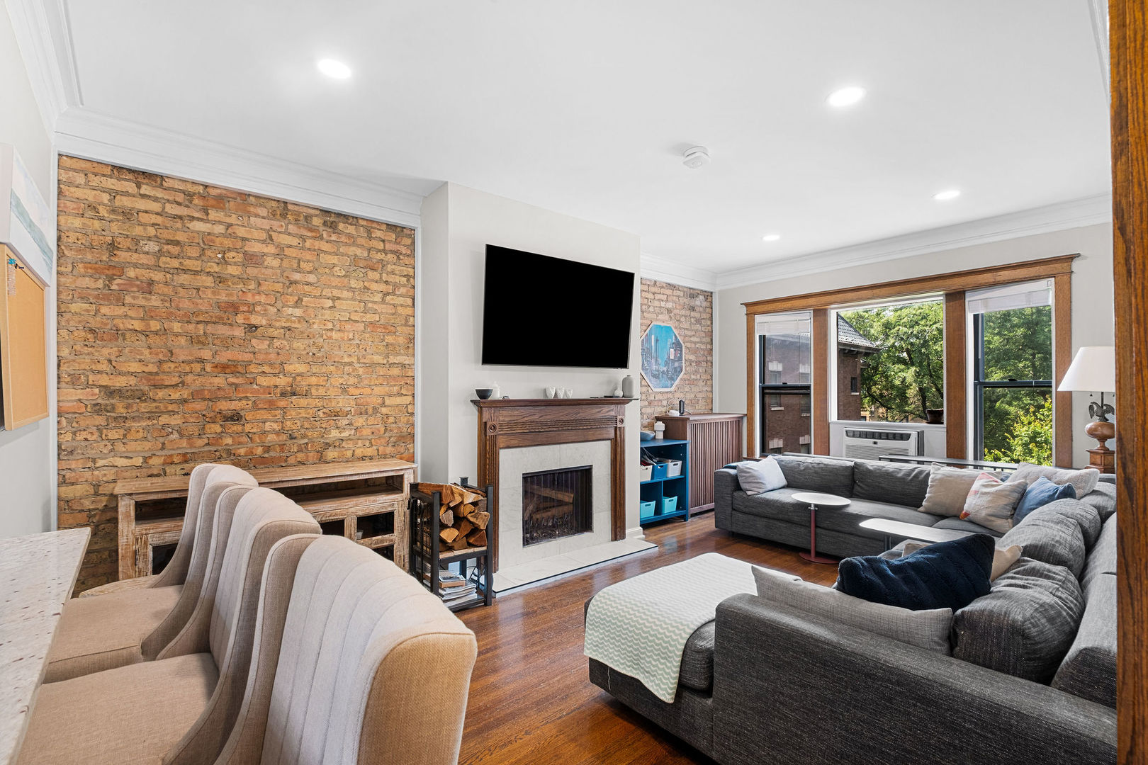 3749 North Pine Grove Avenue, Unit 3 Chicago, IL 60613 - Photo 3 of 33 Gallery Image 3