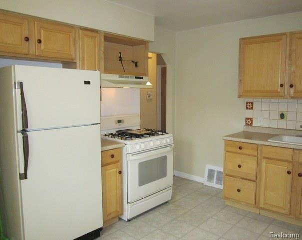 9831 Ruth Avenue Allen Park, MI 48101 - Photo 8 of 16 stove.jpg