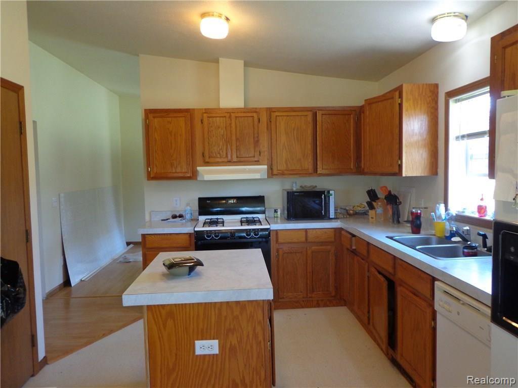 9916 Smiths Creek Road Goodells, MI 48027 - Photo 6 of 15 DSC00187.JPG