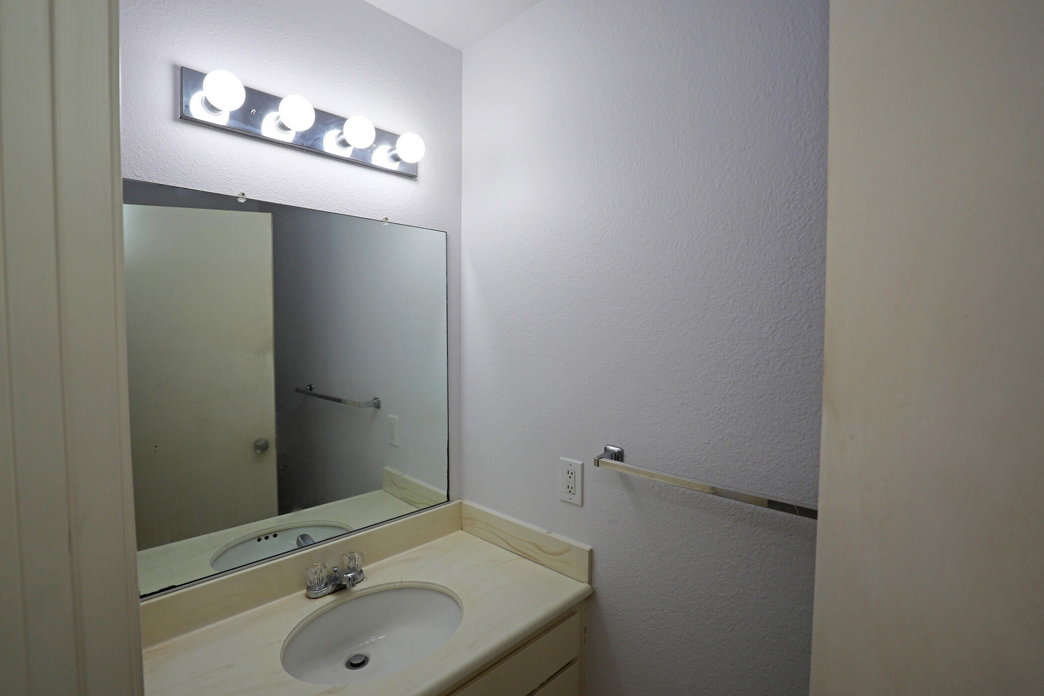 4407 Catlin Circle, Unit C Carpinteria, CA 93013 - Photo 14 of 18 Bathroom 2