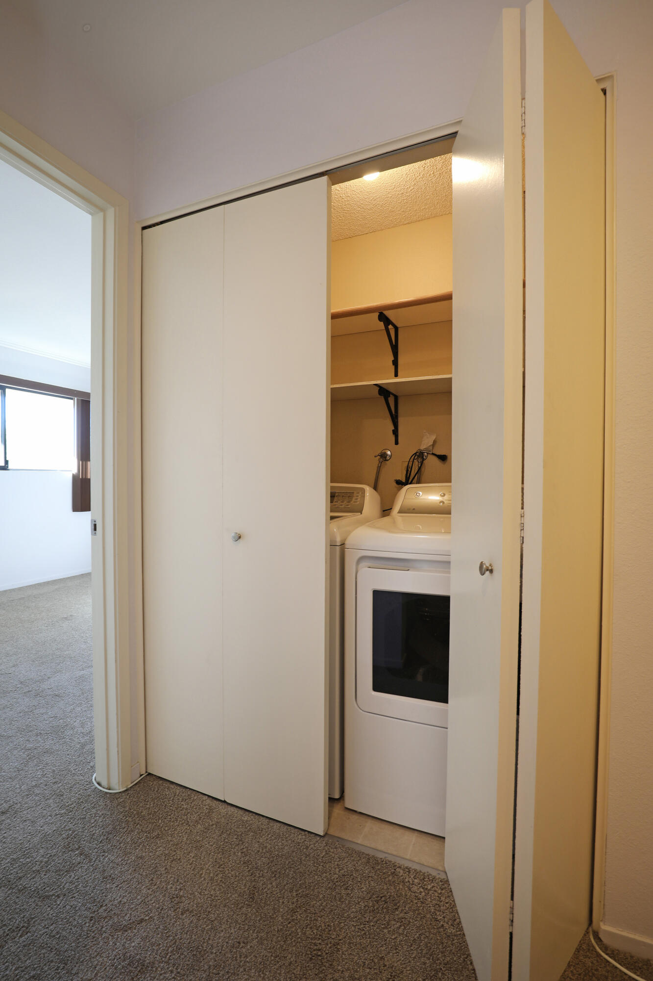 4407 Catlin Circle, Unit C Carpinteria, CA 93013 - Photo 15 of 18 Laundry