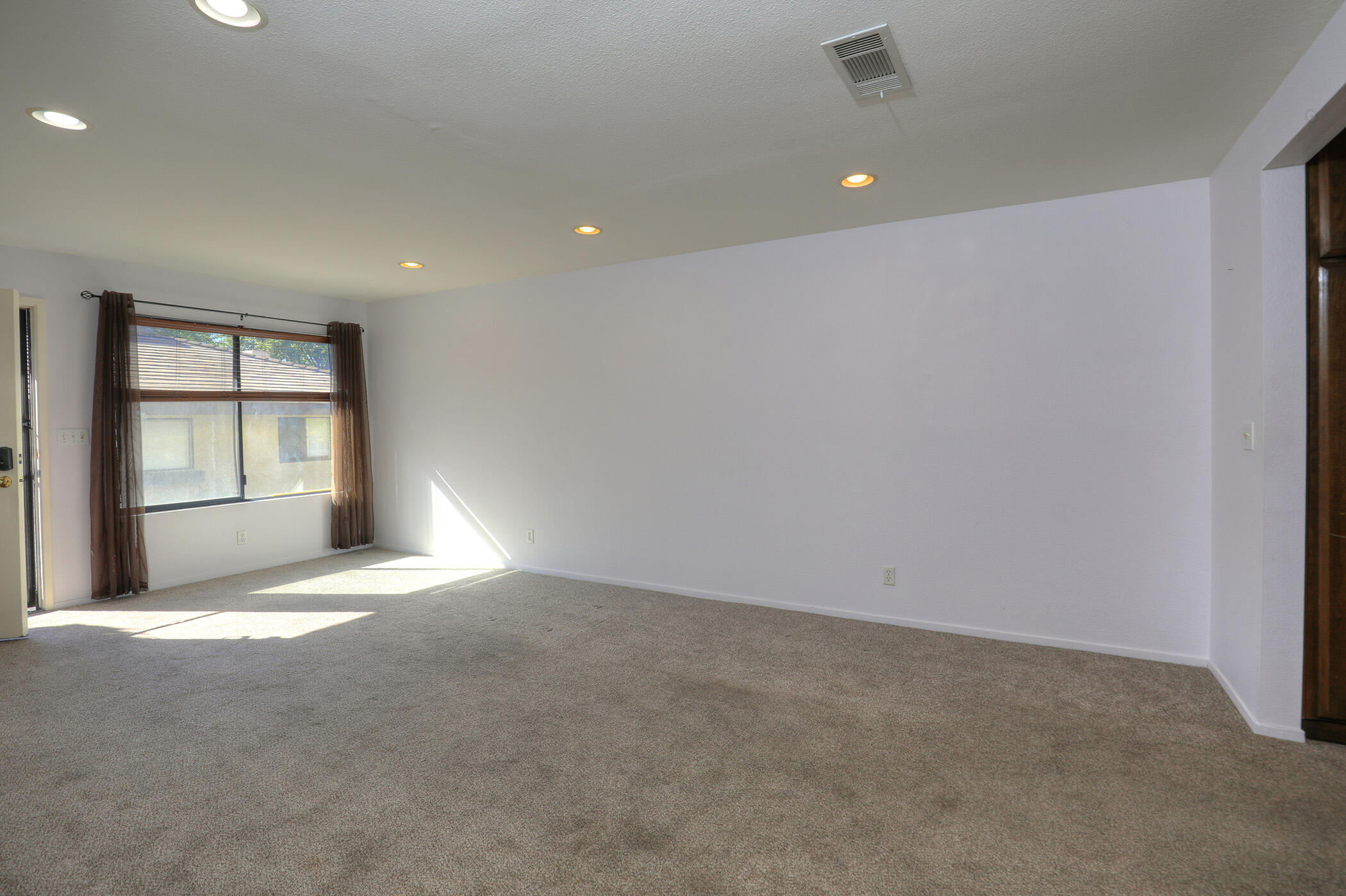 4407 Catlin Circle, Unit C Carpinteria, CA 93013 - Photo 2 of 18 Living room