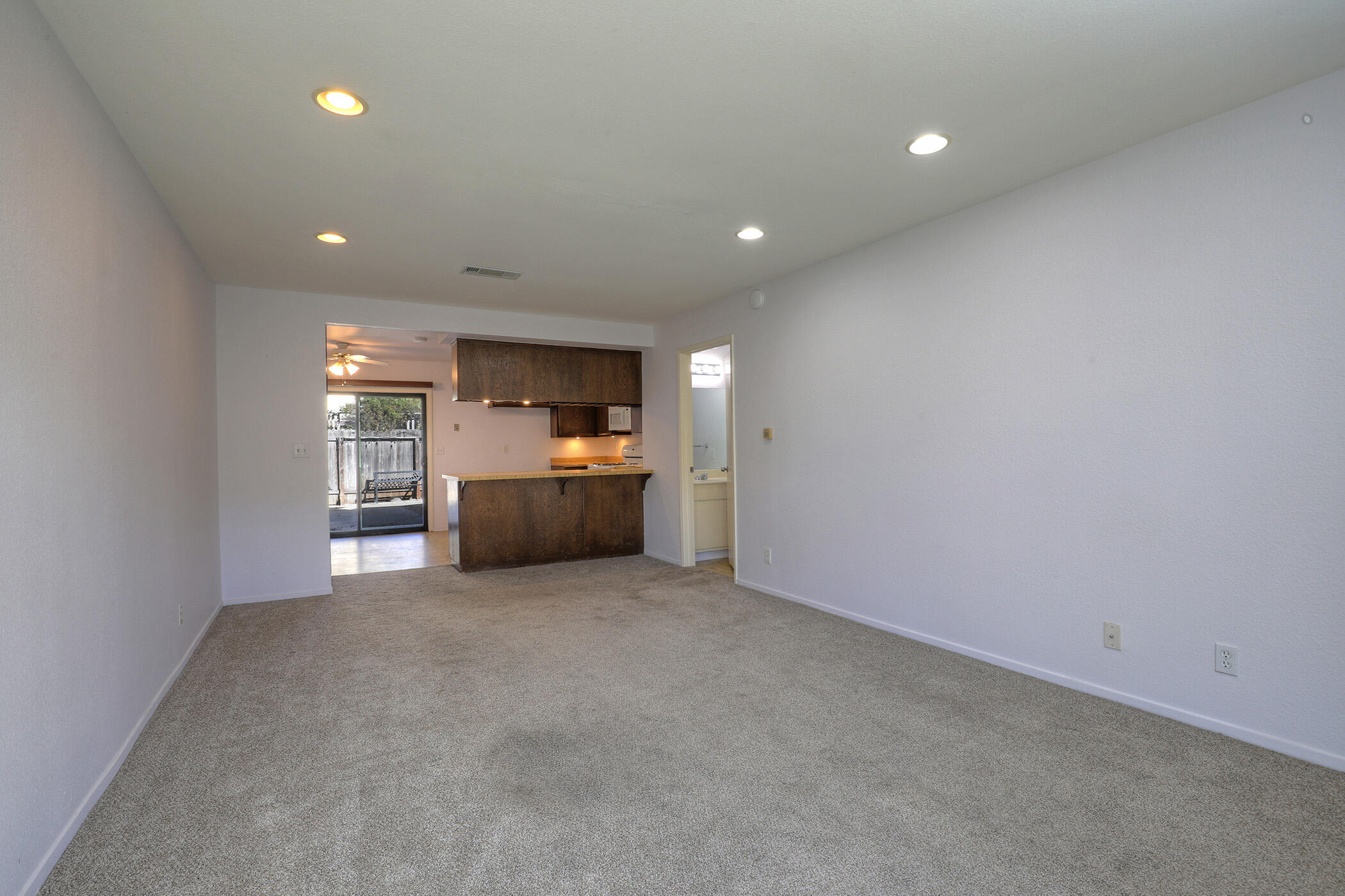 4407 Catlin Circle, Unit C Carpinteria, CA 93013 - Photo 4 of 18 Living room