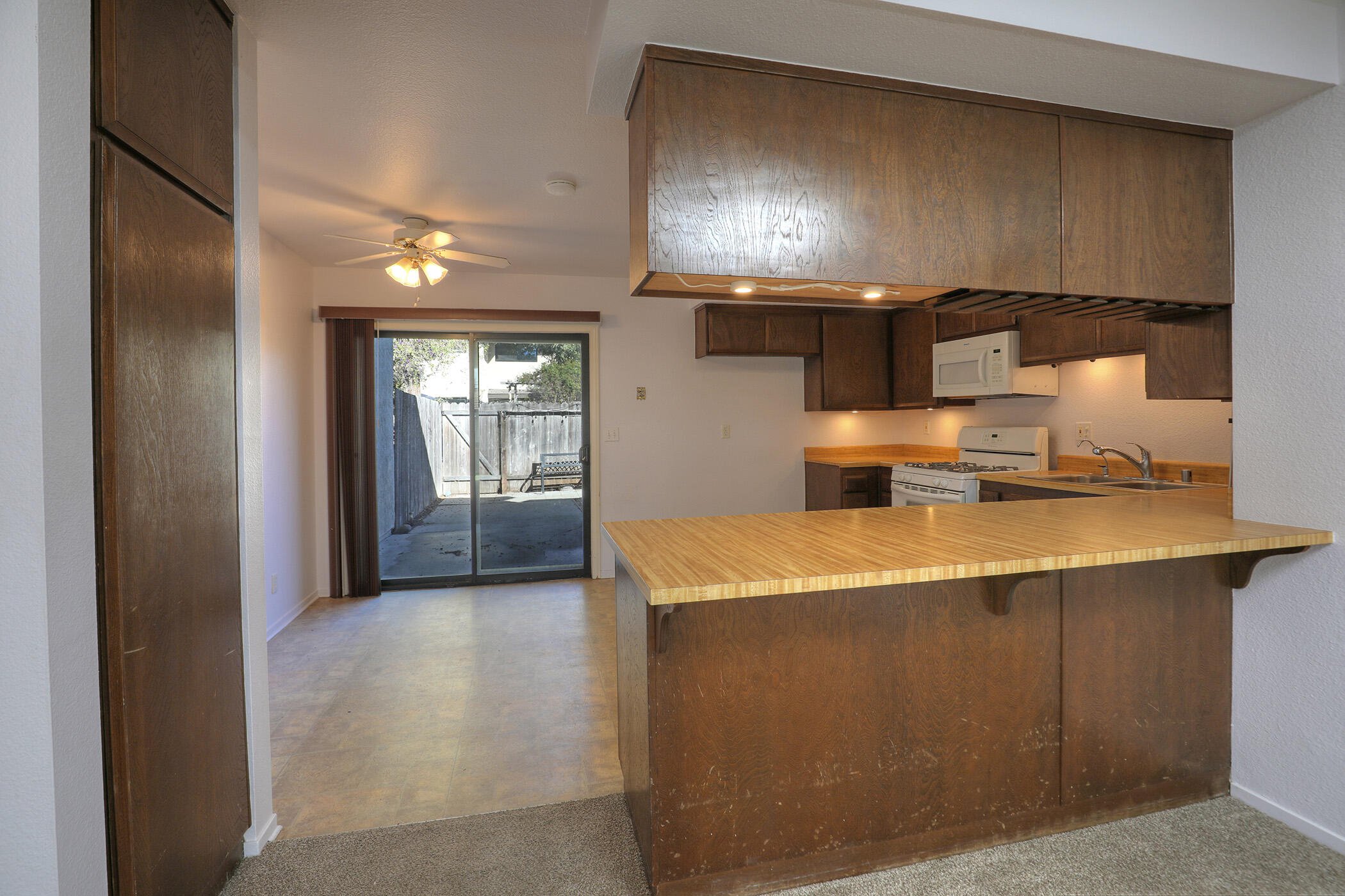 4407 Catlin Circle, Unit C Carpinteria, CA 93013 - Photo 5 of 18 Kitchen/dining seen from living room