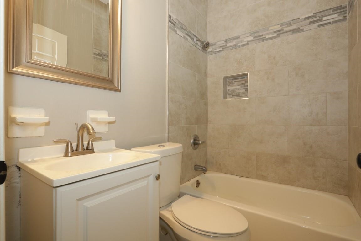 2367 Forrest Avenue, Unit 1 Memphis, TN 38112 - Photo 7 of 9 a bathroom with a sink toilet and shower