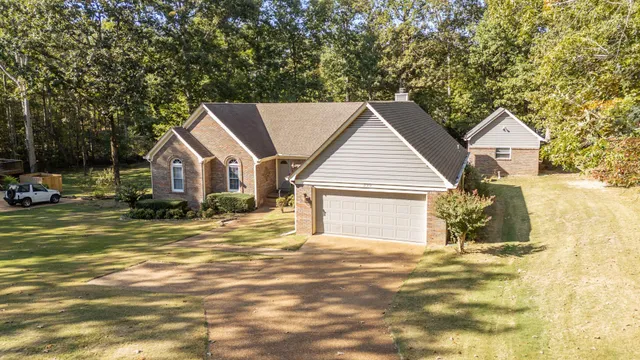a view of a house with a yard