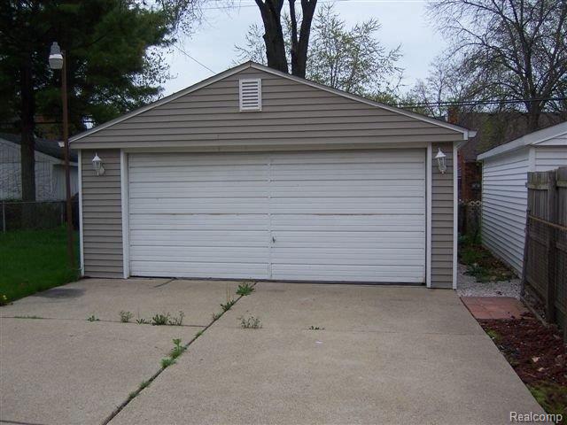 4400 Yorkshire Road Detroit, MI 48224 - Photo 3 of 4 yorkshire, 4400 garage
