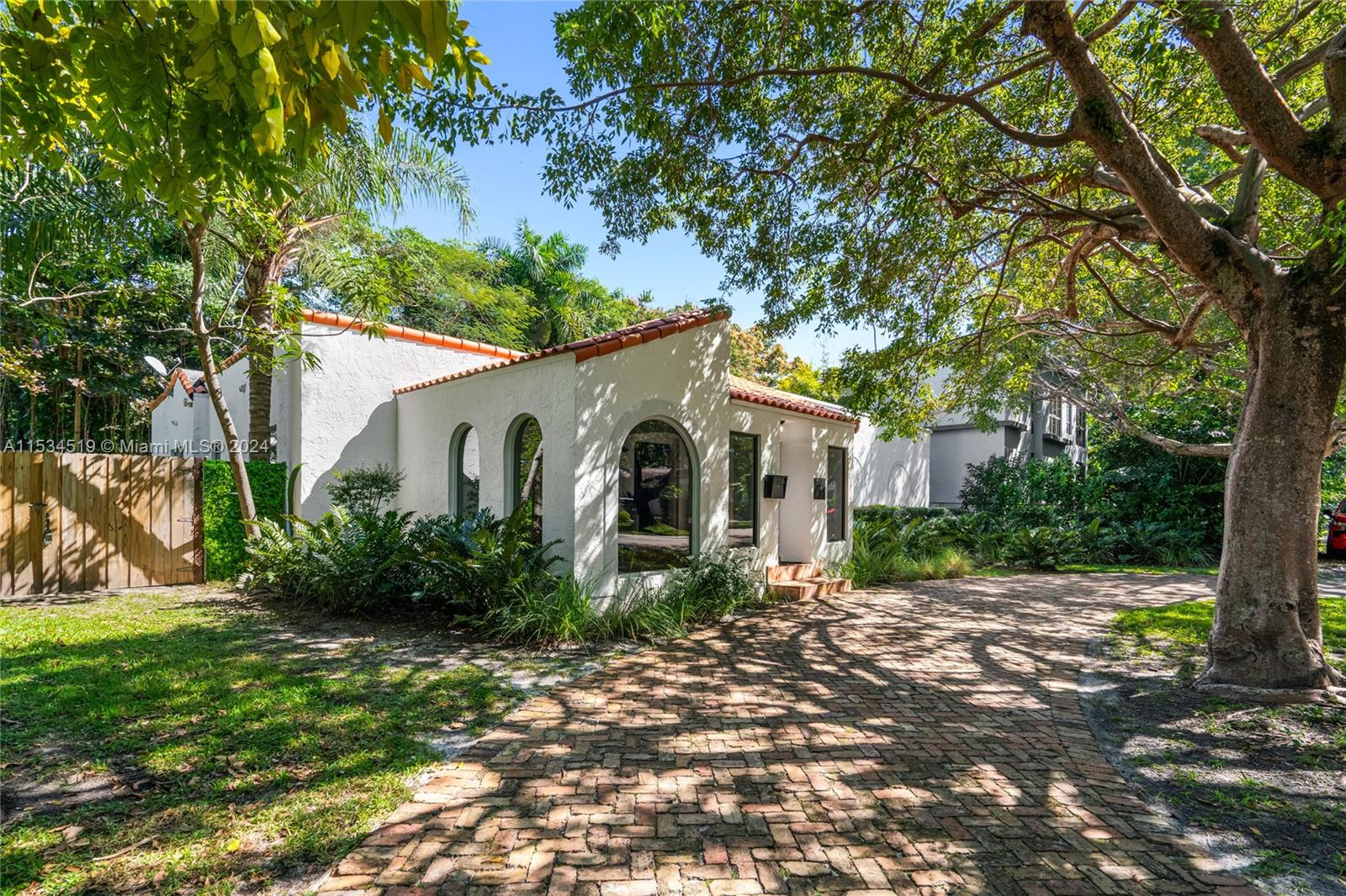 a view of a house with backyard and garden