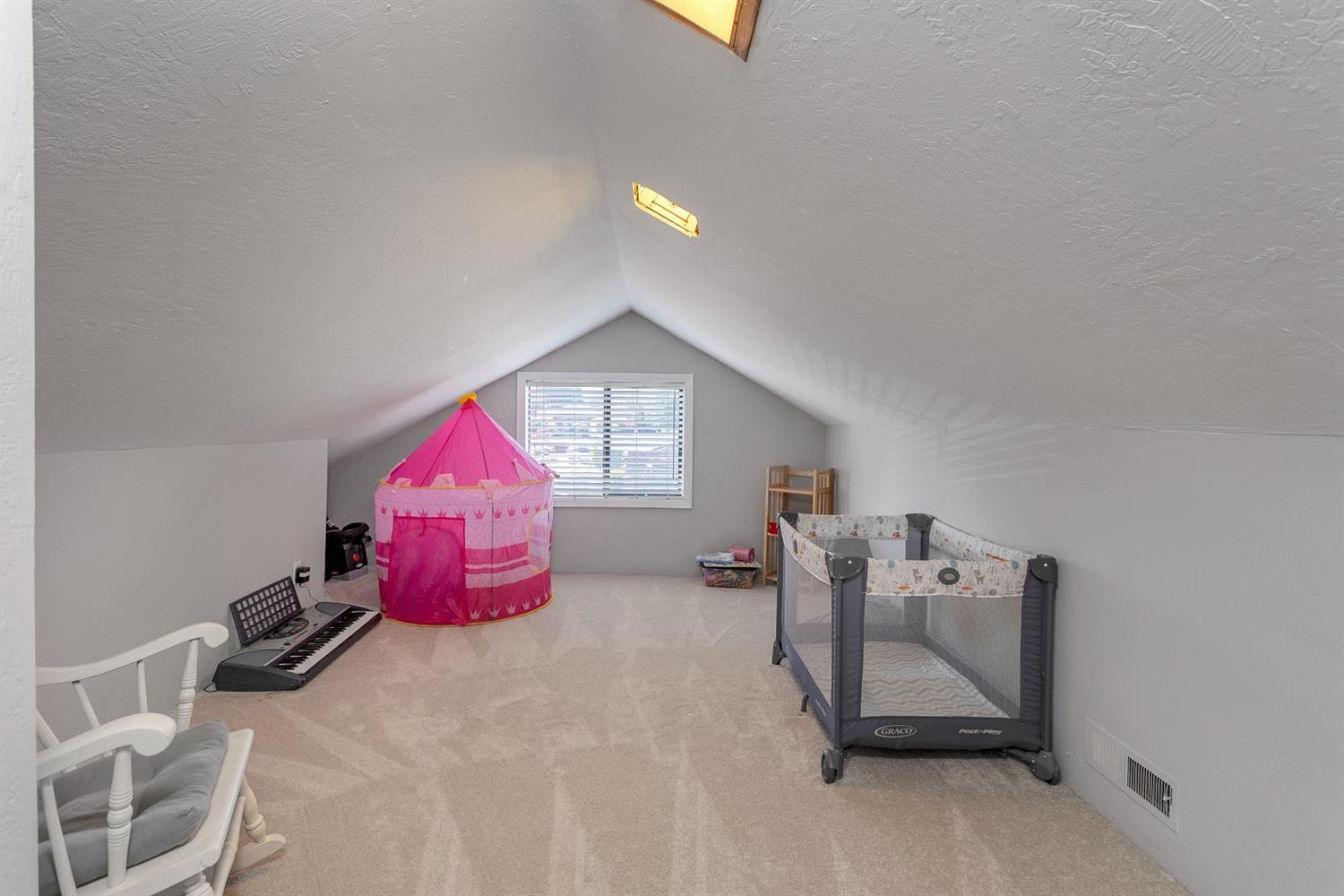 820 Crestbrook Road Medford, OR 97504 - Photo 23 of 34 Fourth upstairs large bedroom