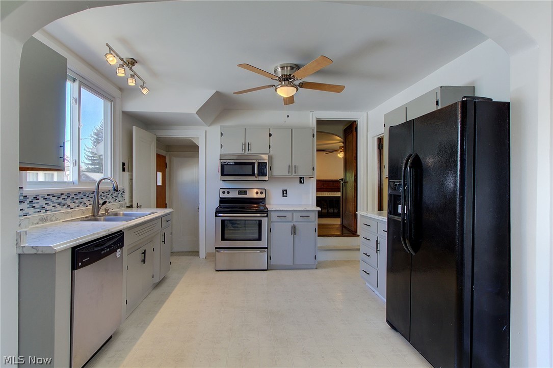 1074 Avon Street Akron, OH 44310 - Photo 10 of 22 Gallery Image 10