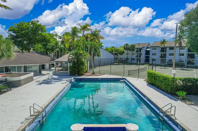 $1,950 | 7010 Northwest 179th Street, Unit 101, Hialeah, FL 33015