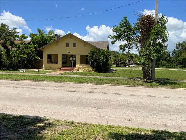 a view of a house with a yard