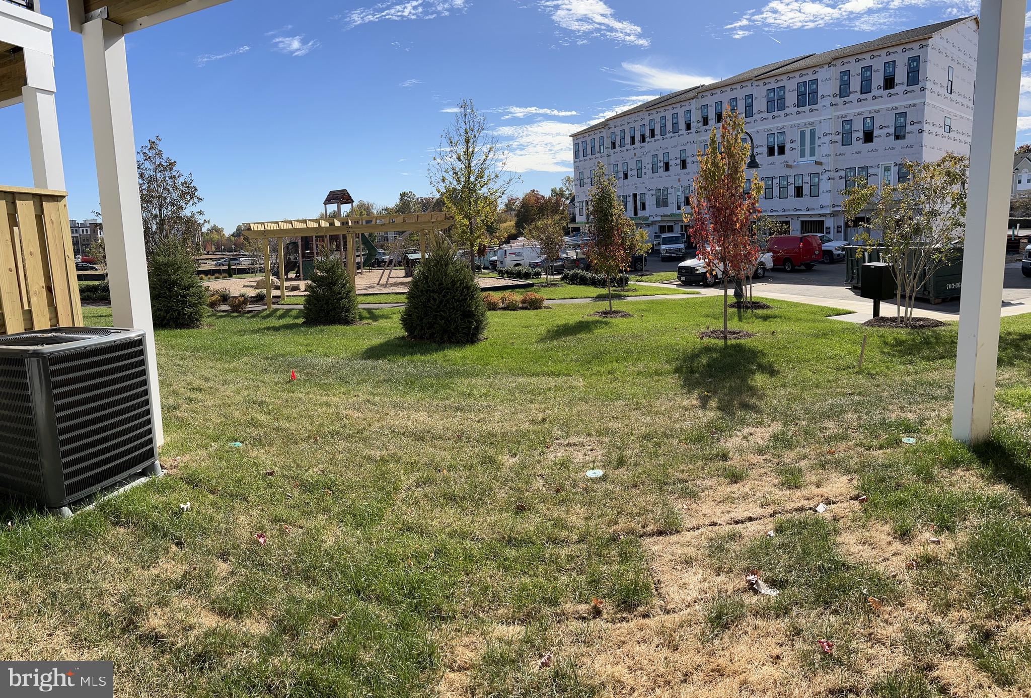43421 Farringdon Square Ashburn, VA 20148 - Photo 12 of 45 Backyard