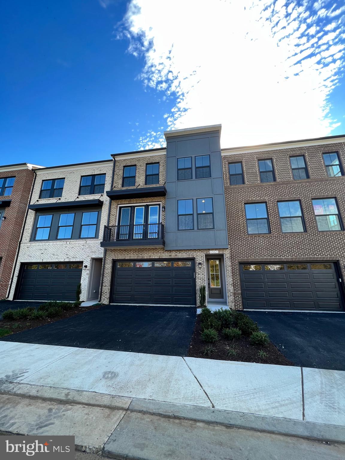 43421 Farringdon Square Ashburn, VA 20148 - Photo 2 of 45 Front Load Two Car Garage