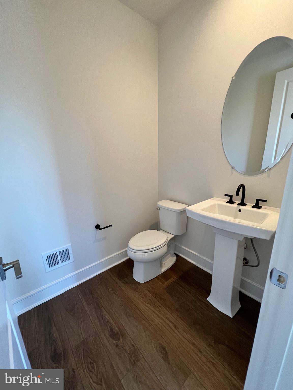 43421 Farringdon Square Ashburn, VA 20148 - Photo 22 of 45 Mainfloor Half Bath