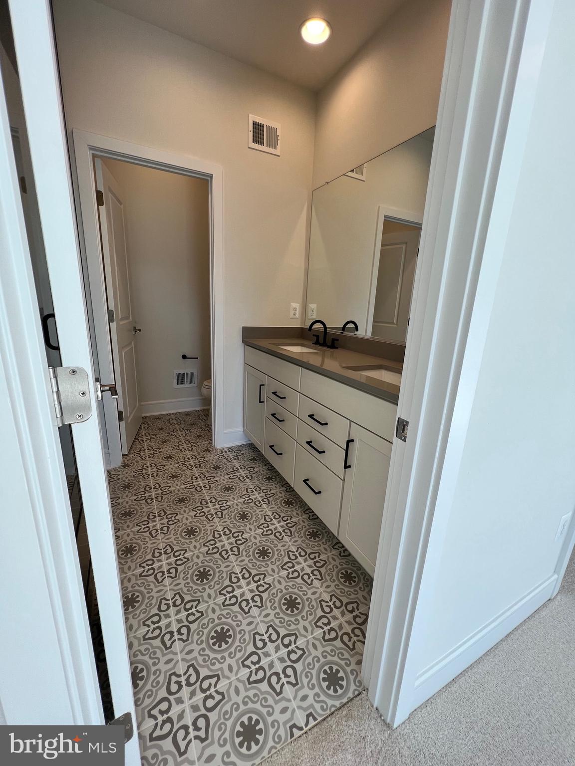 43421 Farringdon Square Ashburn, VA 20148 - Photo 32 of 45 Master Bathroom w/ custom tile