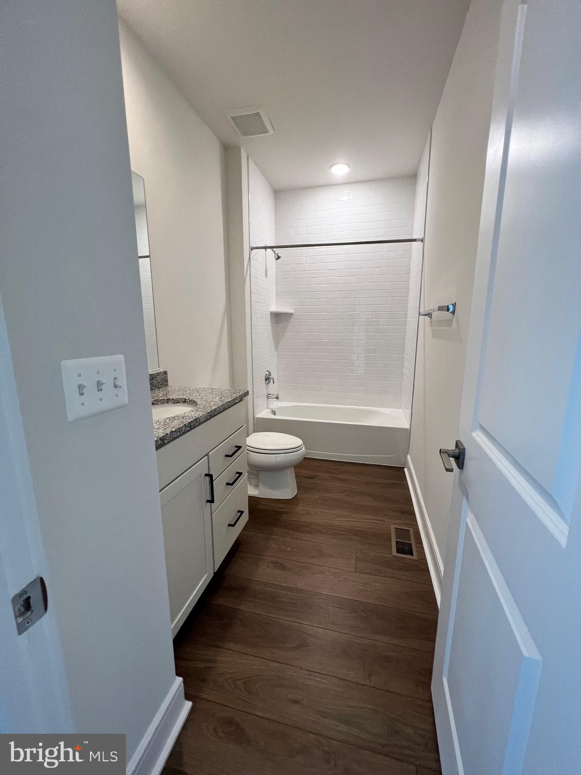 43421 Farringdon Square Ashburn, VA 20148 - Photo 40 of 45 Full Bath