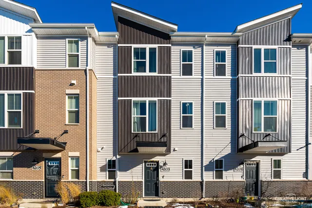 $465,000 | 4203 Calder Lane, Unit 4203, Aurora, IL 60504