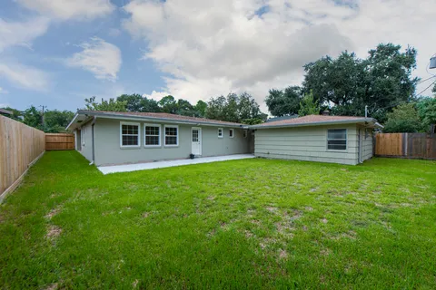 a view of a house with backyard and garden