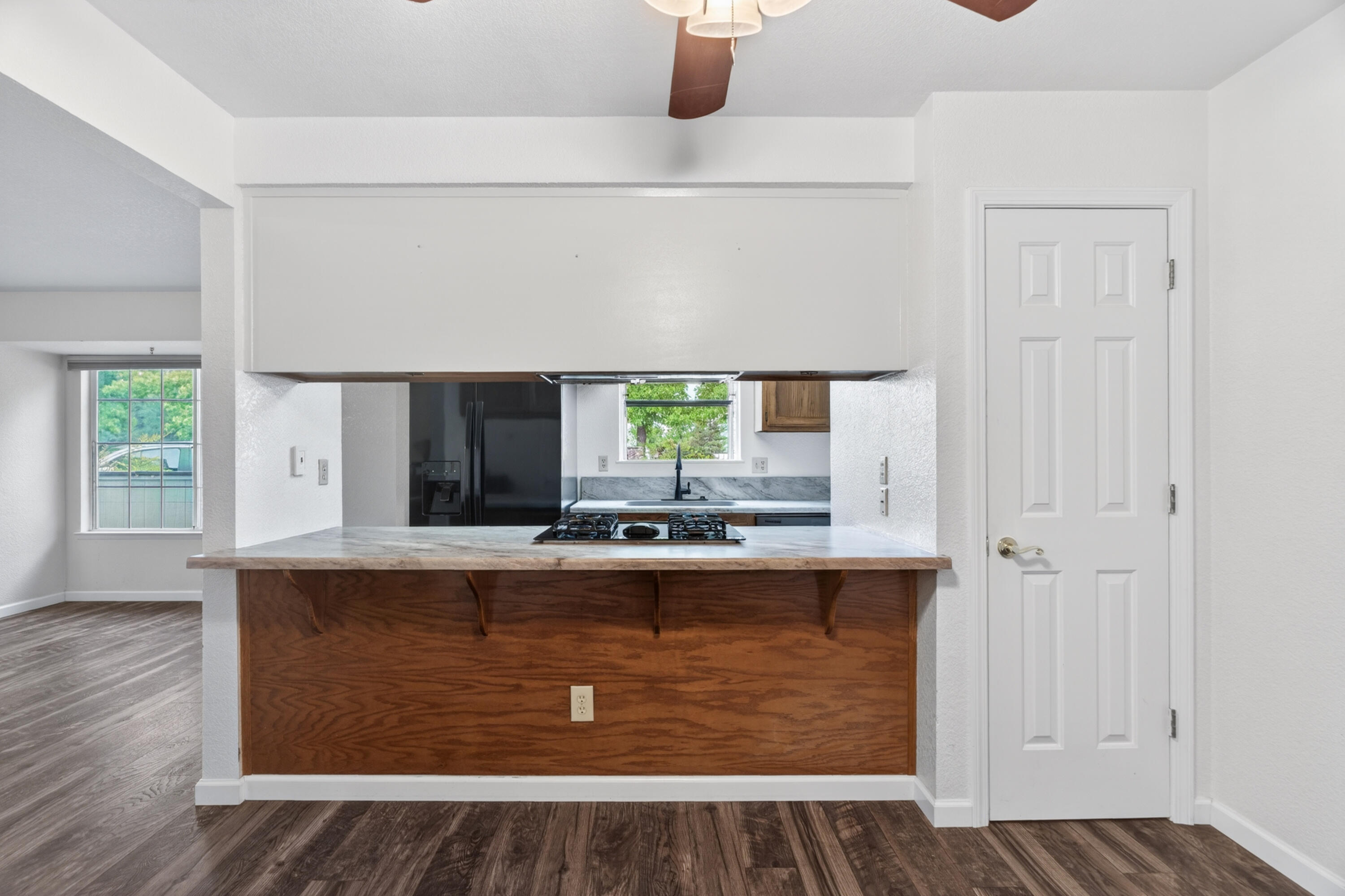200 Ridgetop Drive, Unit 22 Redding, CA 96003 - Photo 10 of 29 Entry/Dining Area