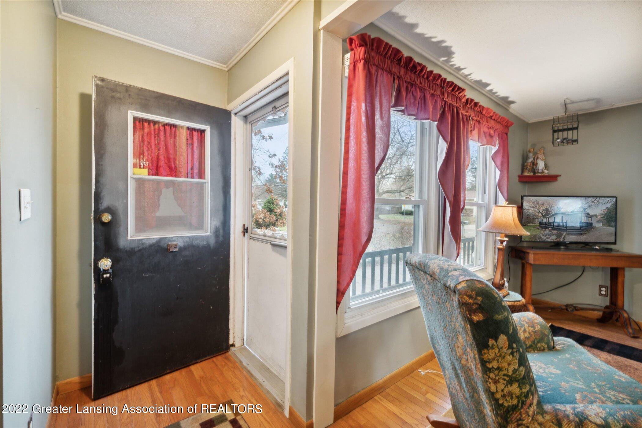 6314 Hilliard Road Lansing, MI 48911 - Photo 5 of 40 06-6314-Hilliard-Rd-Lansing-MI-48911-Win