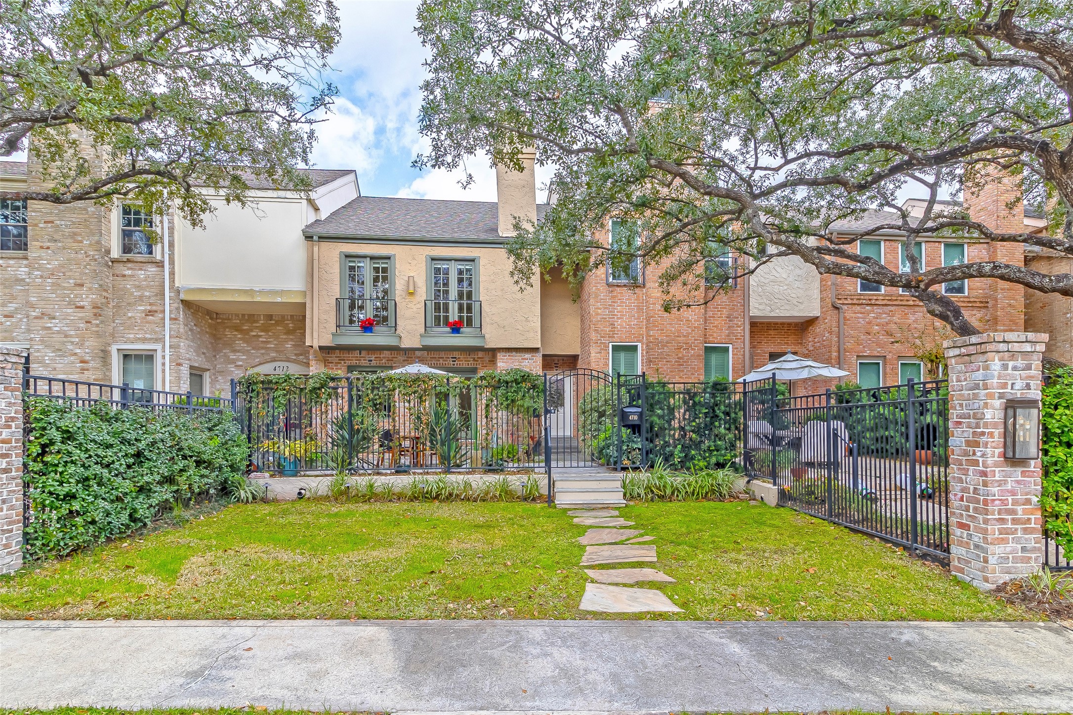 Gated encalve tucked away close to the heart of the Galleria.