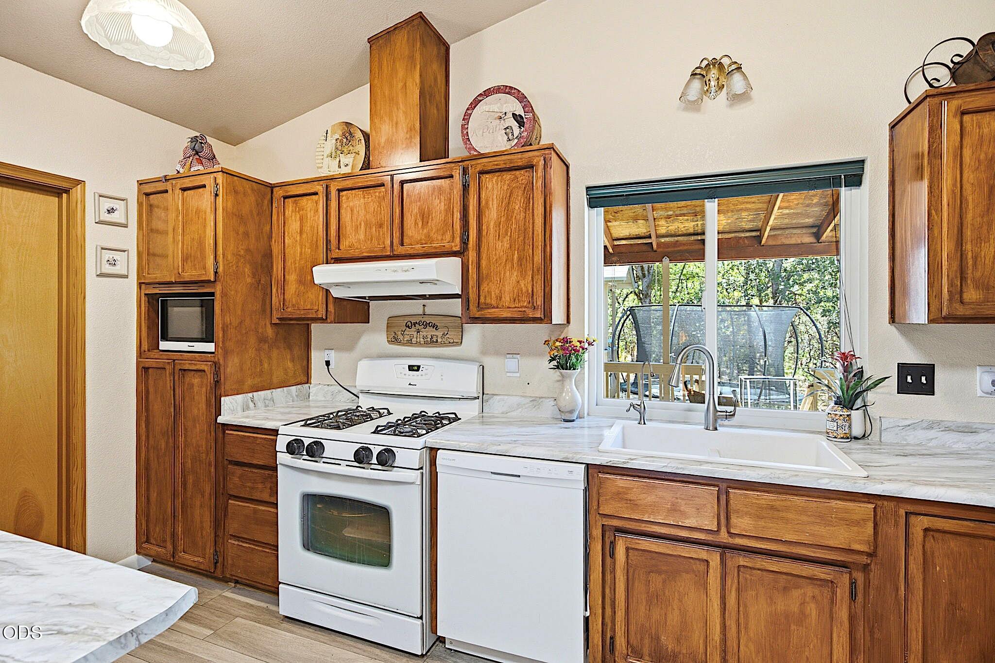243 Castle Creek Road Grants Pass, OR 97526 - Photo 13 of 70