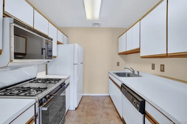 $300,000 | 97 Sunfish Landing, Mohegan Lake, NY 10547