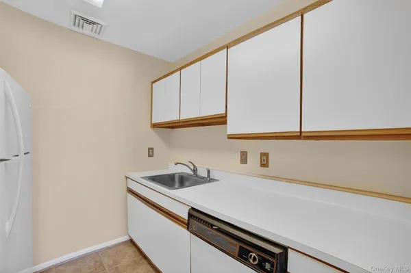 $300,000 | 97 Sunfish Landing, Mohegan Lake, NY 10547