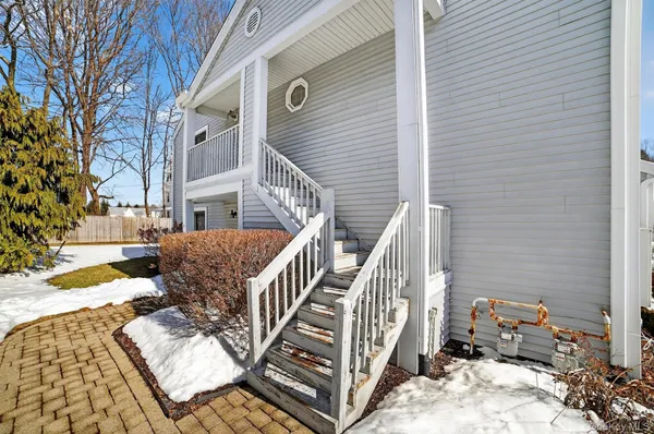 $300,000 | 97 Sunfish Landing, Mohegan Lake, NY 10547