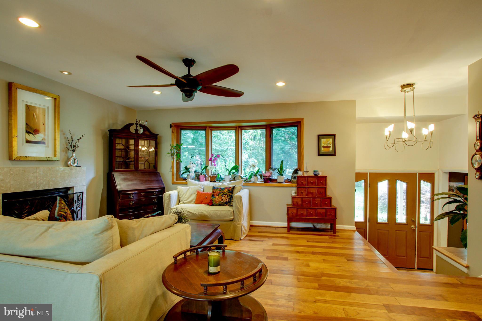 1600 Bushrod Road Alexandria, VA 22308 - Photo 17 of 54 Spacious Great Room off of Kitchen/Dining