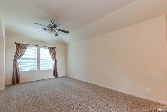 a view of a livingroom and a ceiling fan