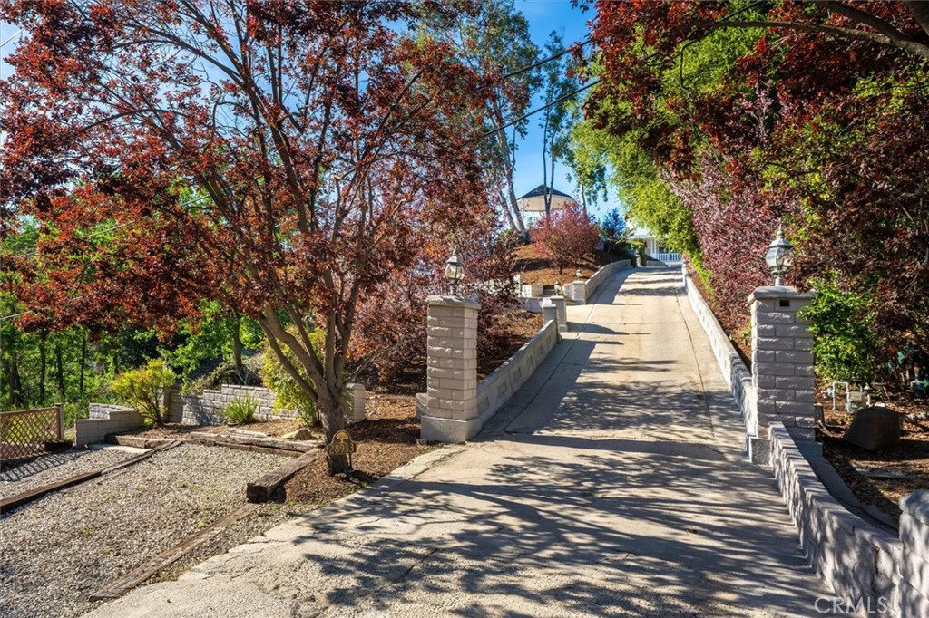 28933 Wagon Road Agoura Hills, CA 91301 - Photo 7 of 59 Driveway