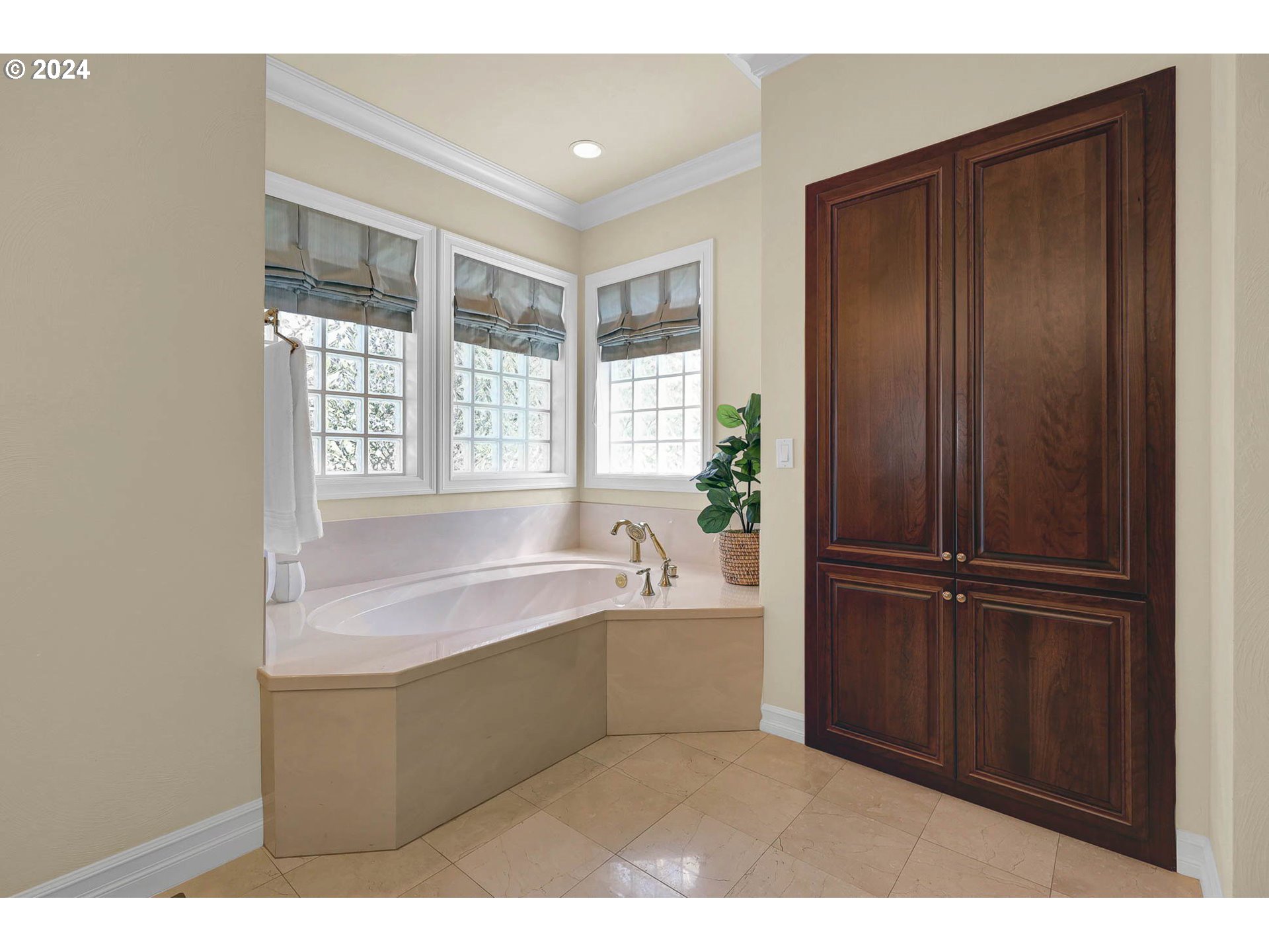 3469 River Pointe Drive Eugene, OR 97408 - Photo 21 of 48 a en suite bathroom with a tub sink and mirror